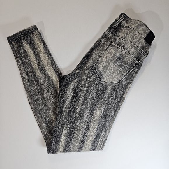 Guess Faux Snakeskin Pants Womens 29 Grey Black Skinny Stretchy Curve X Low Rise - Picture 2 of 6